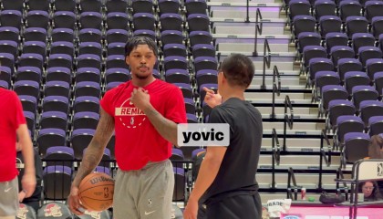 世界杯决赛时间-杨瀚森休战我没闲着！翻译刘禹铖赛前指导乐福 后者频频点头