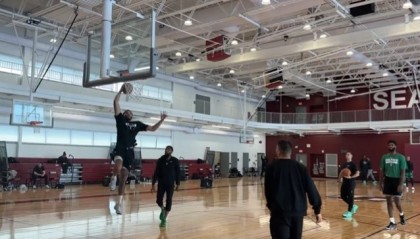 世界杯决赛时间-真要复出！塔图姆已经可以在有防守情况下 完成突破单臂扣篮！