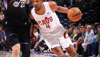 骑士击败爵士迎两连胜！米切尔莫布利同砍34分哈登13+6+14|威廉姆斯|詹姆斯·哈登|贝利|菲利波夫斯基|森萨博_新浪体育_新浪新闻