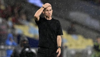 世界杯淘汰赛时间表-开年失两冠 8比0大胜 菲利佩·路易斯仍被就地解职